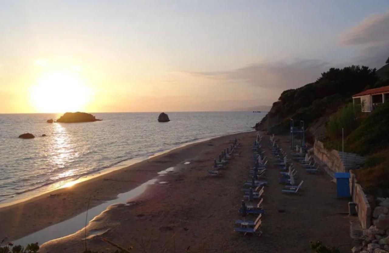 Stefanias Prasoudi Beach Ágios Matthaíos Екстериор снимка